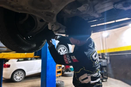 Gio debajo de un auto