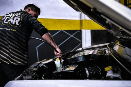 Ivan lavando motor