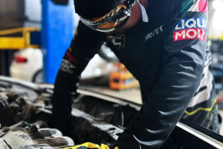 José revisando motor