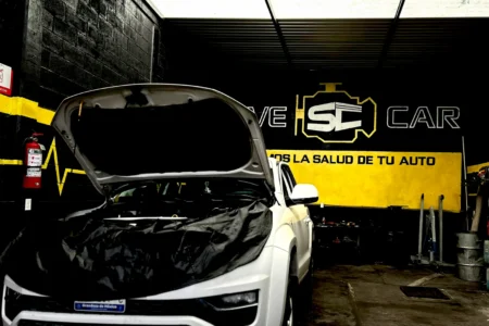 camioneta blanca siendo arreglada